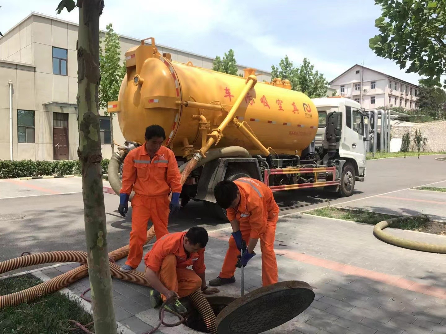 长倘口镇化粪池清理与5-8吨吸粪车施工效率分析